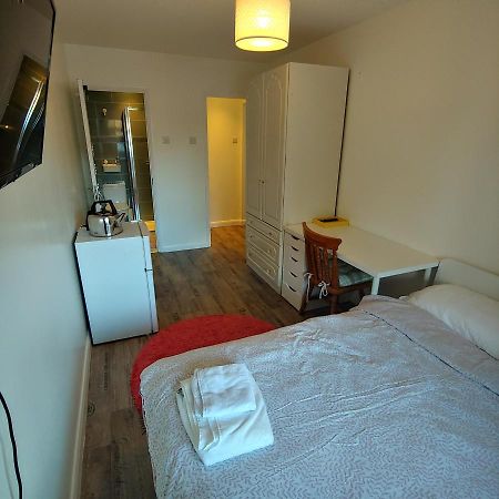 Ensuite Master Bedroom, Private Bathroom, Inside Family Home, Walking Distance To Harry Potter واتفورد المظهر الخارجي الصورة