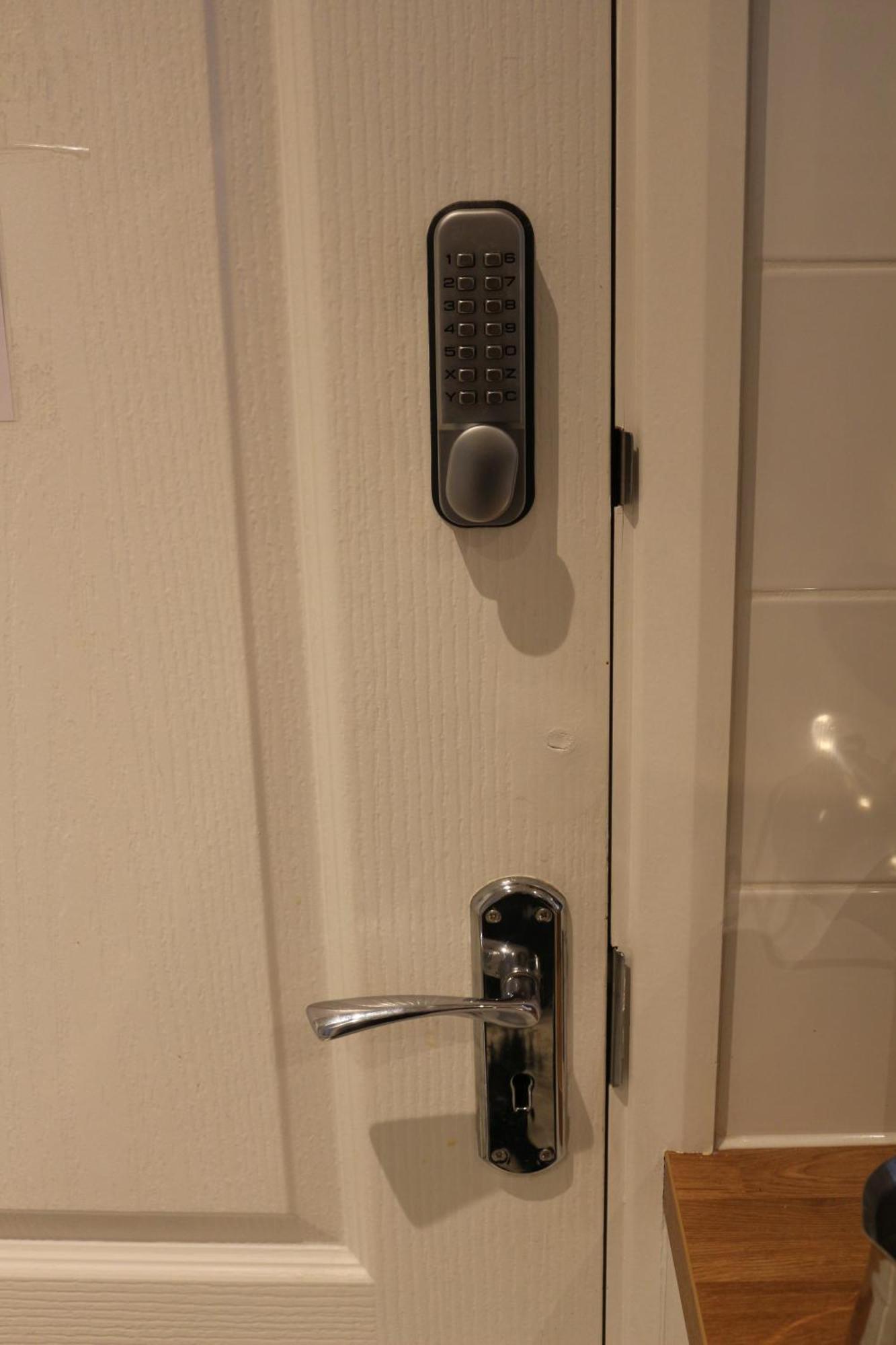 Ensuite Master Bedroom, Private Bathroom, Inside Family Home, Walking Distance To Harry Potter واتفورد المظهر الخارجي الصورة