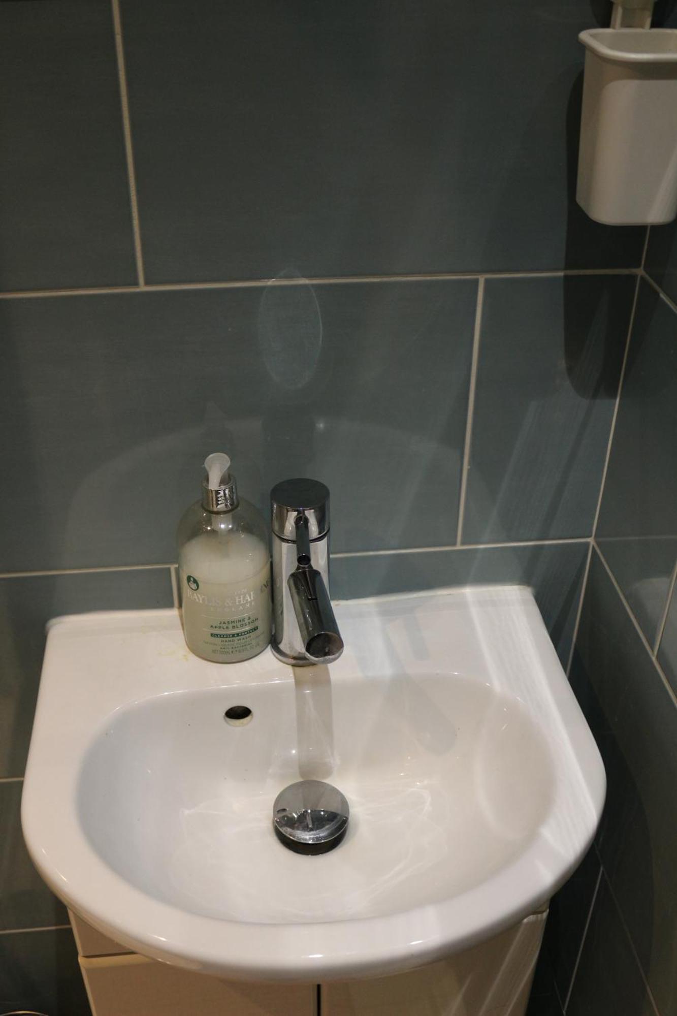 Ensuite Master Bedroom, Private Bathroom, Inside Family Home, Walking Distance To Harry Potter واتفورد المظهر الخارجي الصورة
